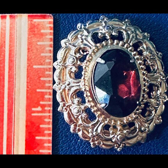 1950s–1960s Coro Brooch with Garnet (Victorian Revival/Hollywood Regency style) - Picture 5 of 5